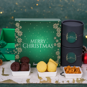 Christmas Memories Gift Tray UAE with chocolates, mini muffins, chili cashews, and festive decorations,Christmas Gifts UAE